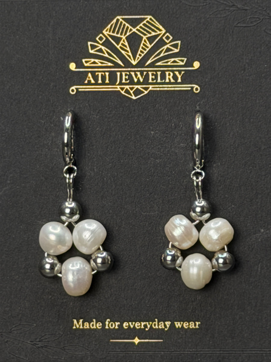 The Pearl Clover Earrings in Polished Stainless Steel with 7–8 mm freshwater pearls